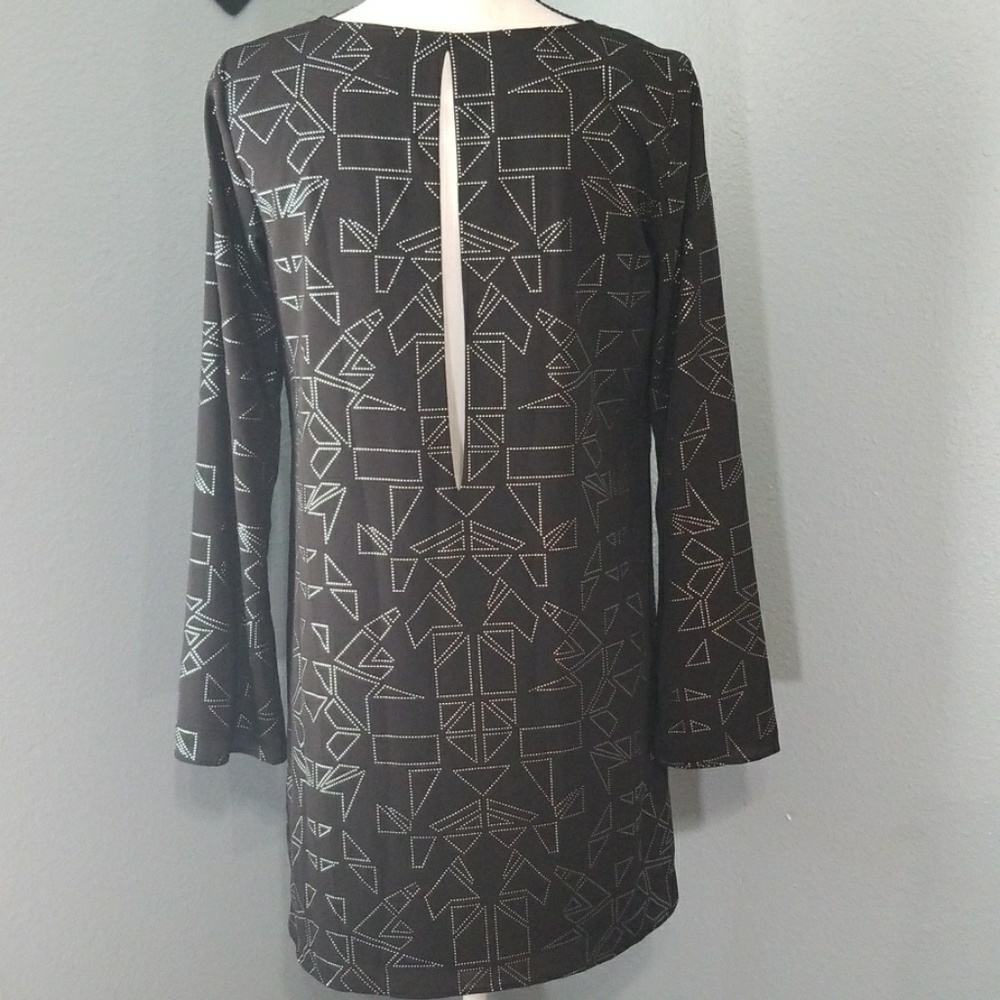 Tildon Bell sleeve Mod Shift Dress - Picture 4 of 8